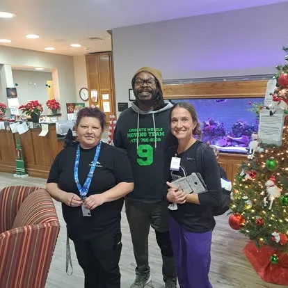 Moving team member with two women near an aquarium
